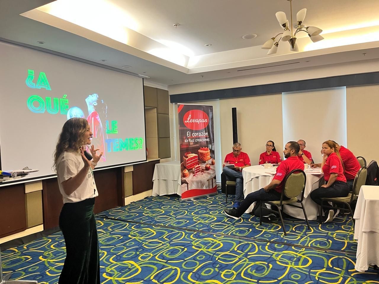Facilitadora de Árbora hablando frente a un equipo comercial en una sesión de trabajo